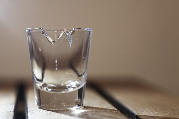 破碎的玻璃杯图片下载