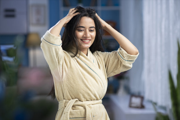 年轻女性头部按摩股票照片图片下载