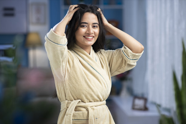 年轻女性头部按摩股票照片图片下载