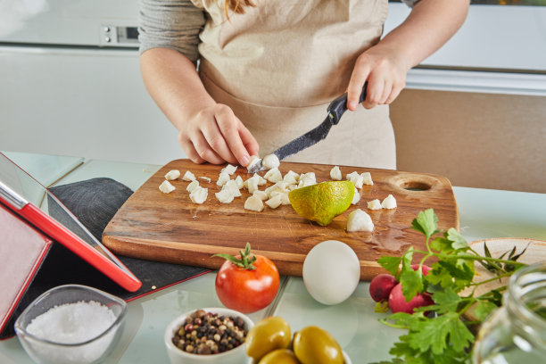 青少年在家中厨房根据在线虚拟大师课程的教程，看着数字菜谱，使用触摸屏平板电脑烹饪健康膳食图片下载