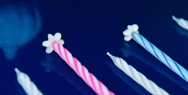 白色的塑料制品和五颜六色的蜡烛图片下载