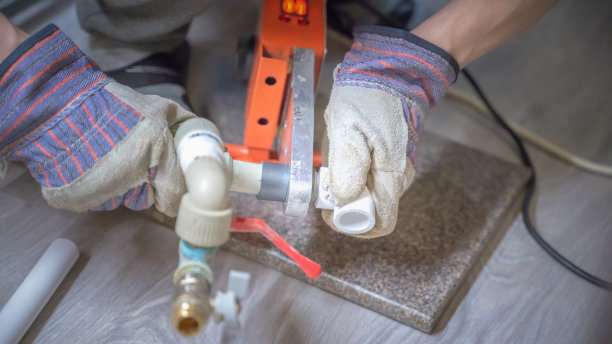 修理房子里的水管，关上图片下载