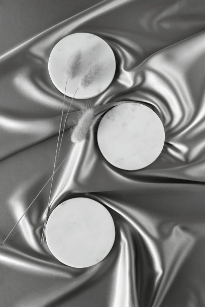 大理石讲台上的银丝背景俯视图。用于化妆品展示、促销销售的空橱窗。复制空间白色大理石基座背景。图片下载