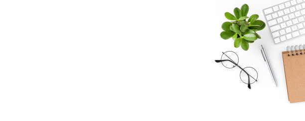 优雅的办公桌面与商务配件隔离在白色背景与copyspace。前视图。横幅图片下载