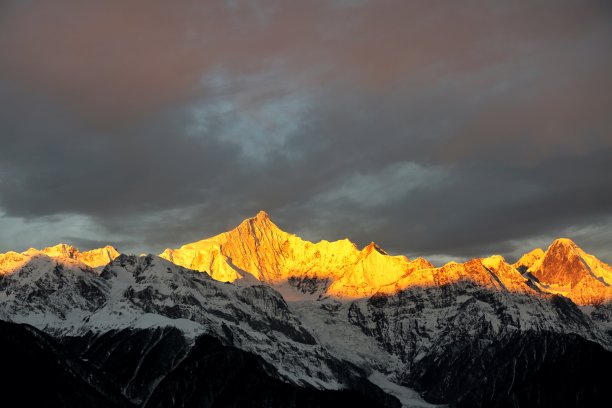 金色的山峰图片下载