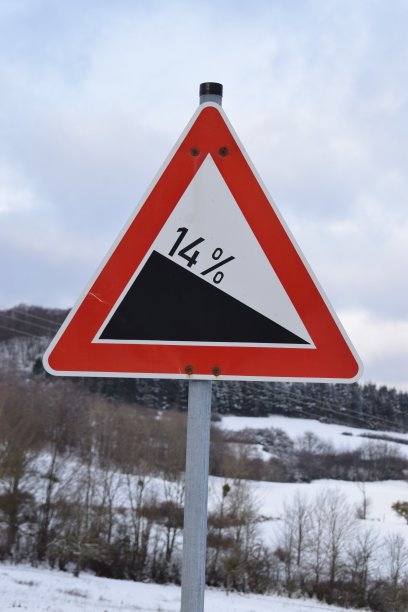 陡峭道路的交通标志图片下载