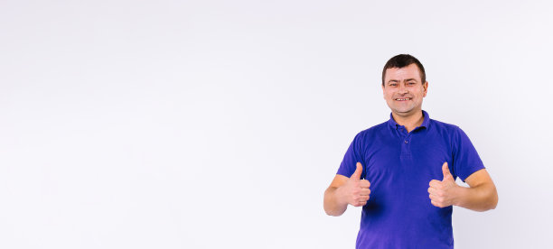 横幅,长格式。一个聋哑人脸上带着幸福的微笑看着镜头。在白色背景和侧面空间上竖起大拇指。图片下载