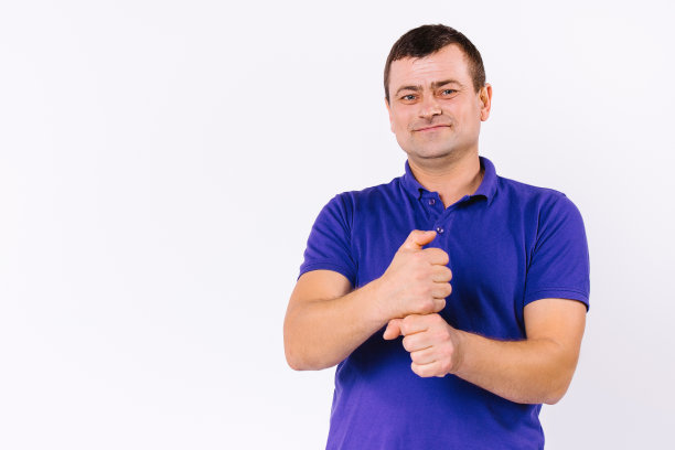 听障老人微笑着看着镜头，用手做手势。美国手语在白色背景和空白的一边。图片下载