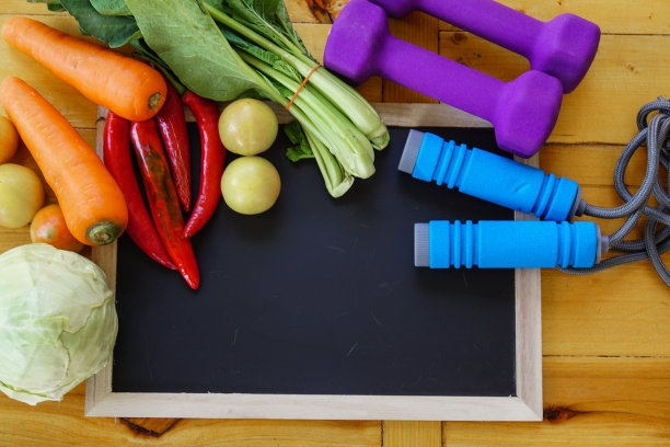 哑铃和健康食品的健身理念。图片下载