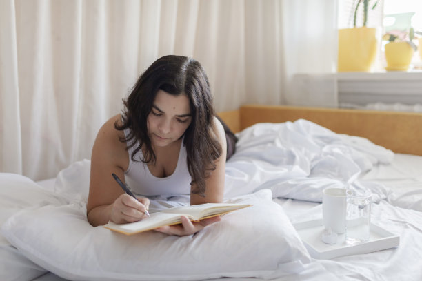 心理健康积极思考健康女人在床上练习减压挑战图片下载