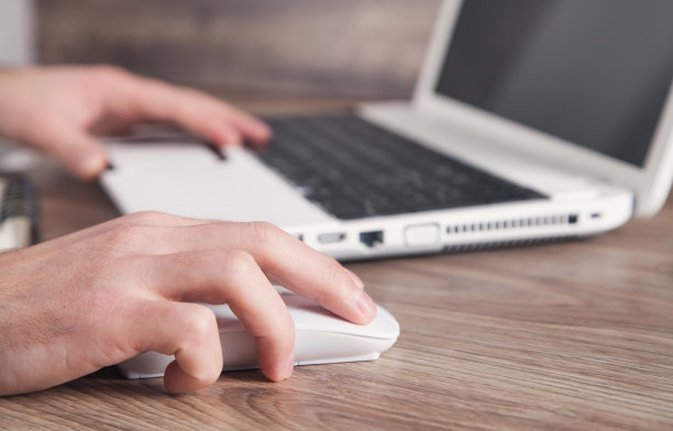 男用手点击电脑鼠标。互联网。业务。技术图片下载