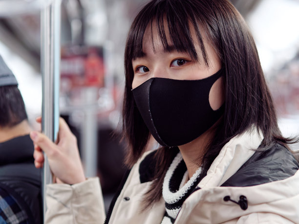 在上海南京路步行街，年轻的中国女孩戴着外科口罩疾病的特写。图片下载