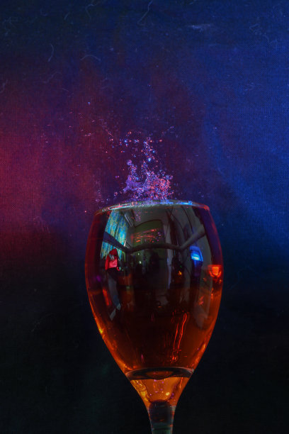 彩色液体溅在玻璃杯里图片下载