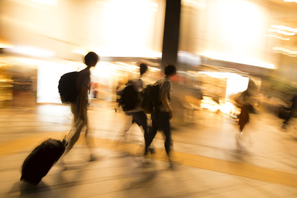 在城市里背着背包的年轻旅行者图片下载