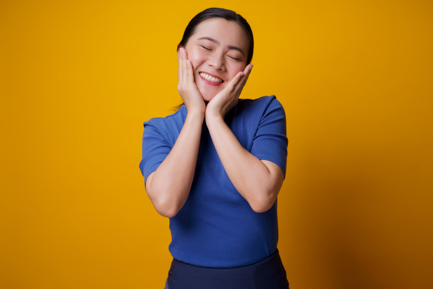 快乐的女人露齿微笑。图片下载