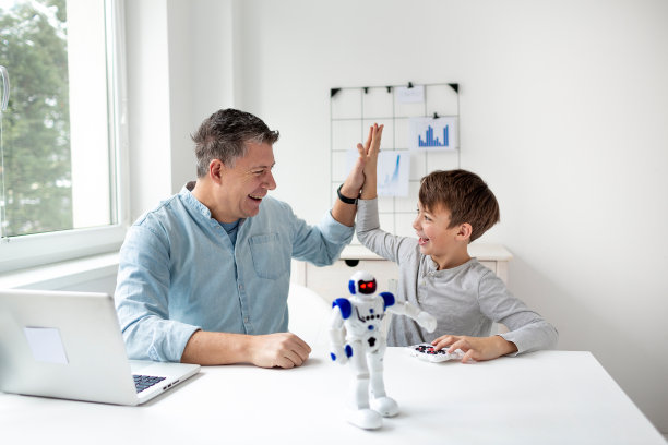 爸爸和儿子一起玩机器人。图片下载