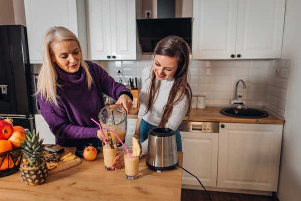 母亲和女儿在做奶昔图片下载