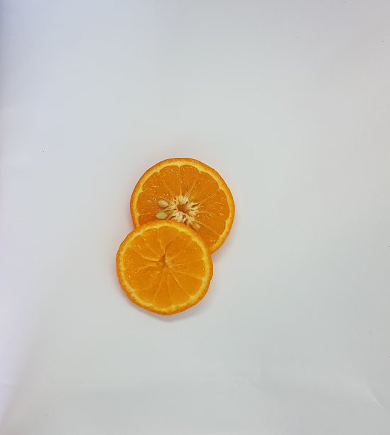 在白色背景中切成薄片的橙色甜糖图片下载