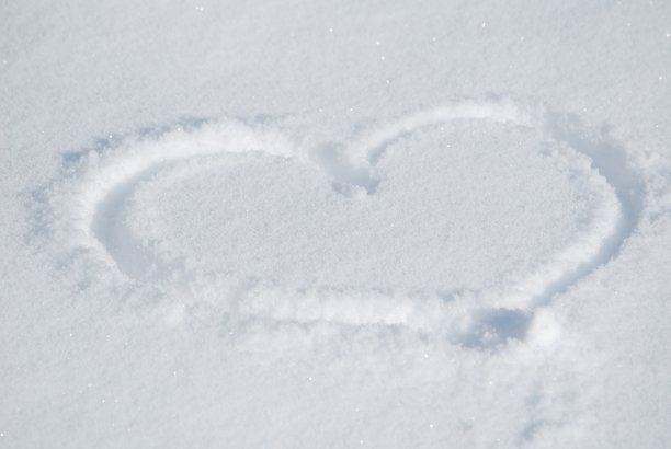 雪中的一颗心图片下载