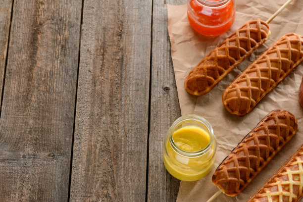 用牛皮纸包装的华夫饼玉米热狗图片下载