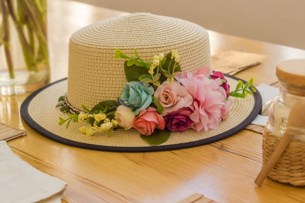 柳条女夏帽上装饰有小的人造花花束图片下载