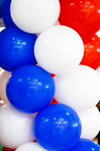 氦气节日五彩斑斓的气球，蓝色、红色、白色的俄罗斯国旗图片下载