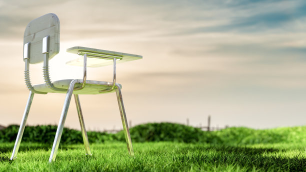 太阳升起时，绿色草地上的讲椅。图片下载