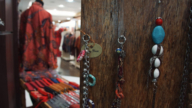 蜡染衣服和各种华丽的配饰是印尼人民的当地智慧之一图片下载