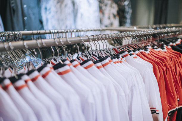 一排男装polo衫挂在服装店里图片下载