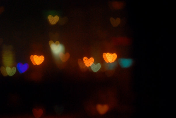 多环心散焦在黑色背景图片下载