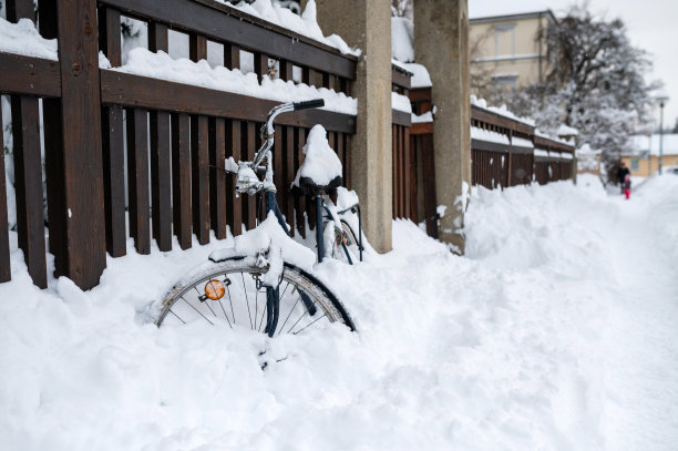 自行车在冬天被雪覆盖图片下载