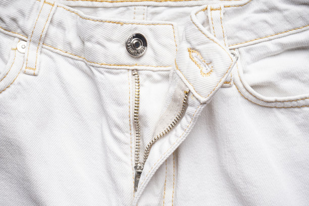 白色牛仔裤的背景。牛仔质地。图片下载