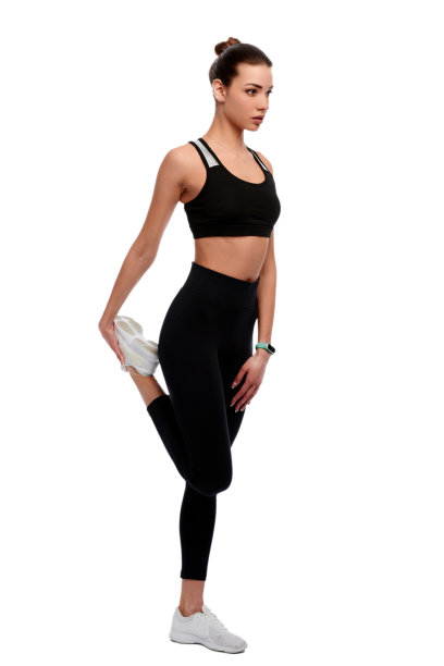 苗条强壮的女运动员在运动服装做伸展运动在白色孤立的背景图片下载