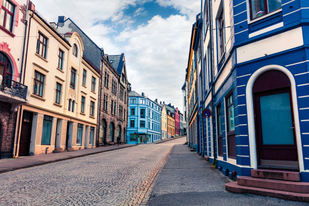 港口城市奥勒松多姿多彩的城市景观，以新艺术建筑风格而闻名。欧洲挪威的夏日美景。艺术风格后期处理照片。图片下载