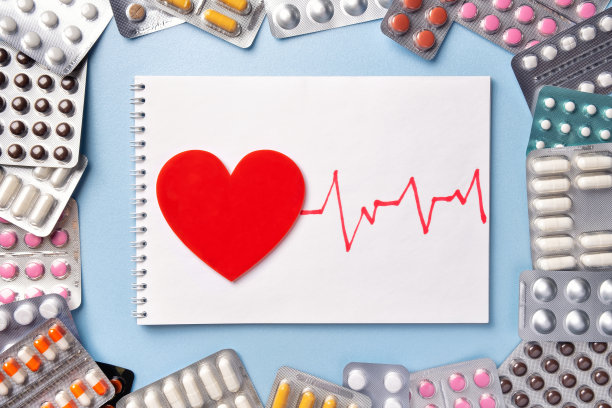 泡罩包装的药丸。心脏有心电图和脉搏图。图片下载