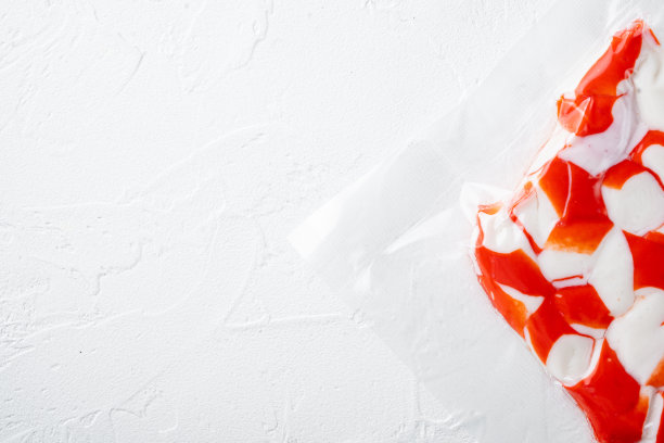 真空包装蟹肉，白色背景，俯视图平铺，有拷贝空间和文字空间素材图片