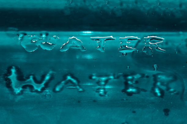 “水”字的透明标题，漂浮在游泳池或海上图片下载