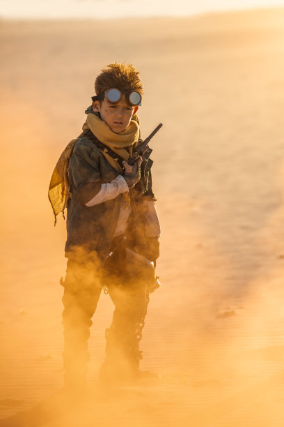 《末日后的男孩在荒原上的户外图片下载