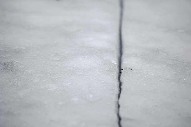 冬季湖泊冰层裂缝的细节图片下载