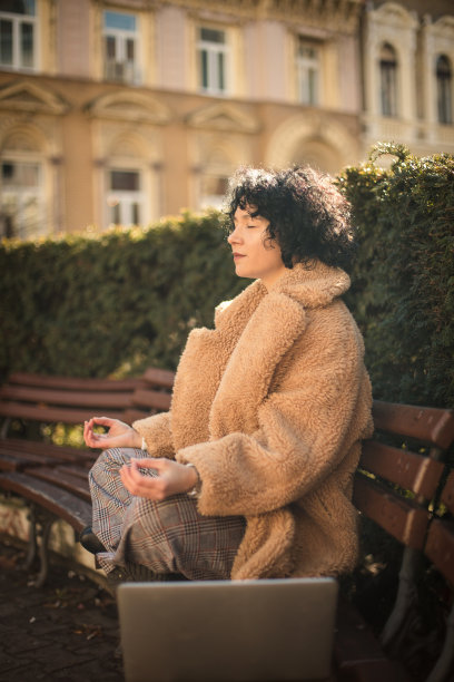 女商人在公园练瑜伽。图片下载