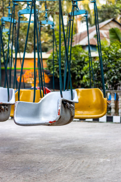 旋转木马上的空椅子图片下载