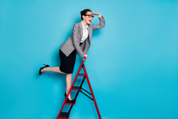 全长侧面照片女孩营销爬事业的梯子手眼睛手表穿运动夹克裙子孤立的蓝色背景图片下载