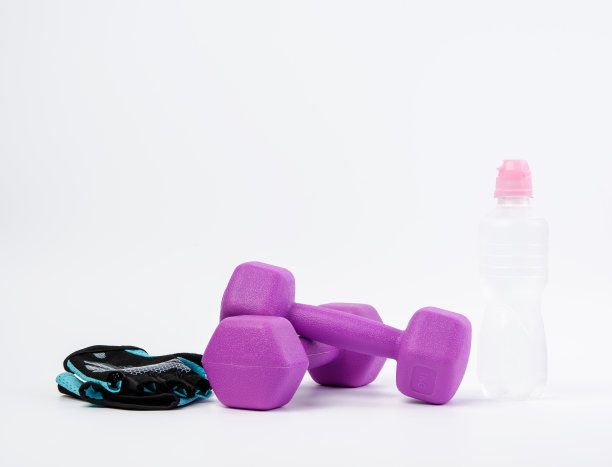 运动手套，一对紫色哑铃和一瓶白底水图片下载