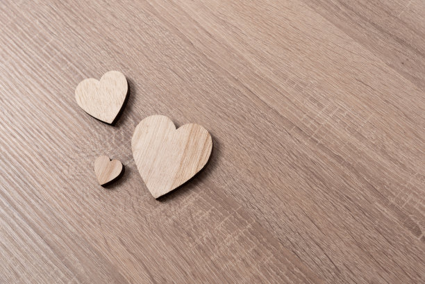 木制的心形形状放在木桌上平铺和复制空间图片下载