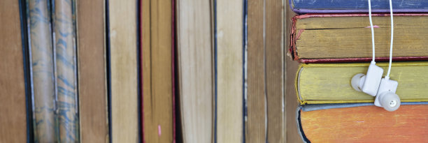 有声书理念以排书和耳机，文学、娱乐、教育、全景，良好的拷贝空间图片下载