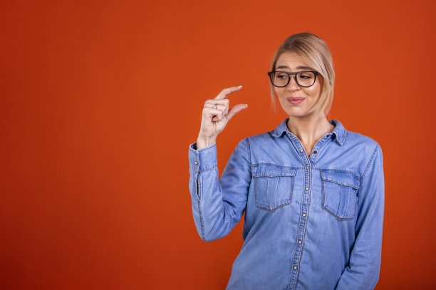 最少。失望的女人表现出了一点姿态，怀疑自己的身高图片下载