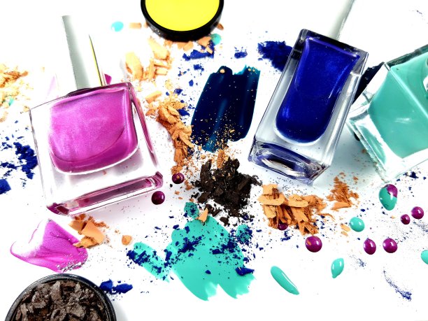 色彩丰富的化妆品背景与眼影，指甲油，粉，口红，分散颗粒的眼影和粉，化妆组成图片下载
