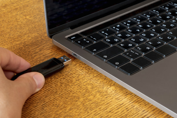 Usb连接Usb c笔记本电脑接口的闪存棒。现代笔记本电脑概念上缺乏端口。图片下载