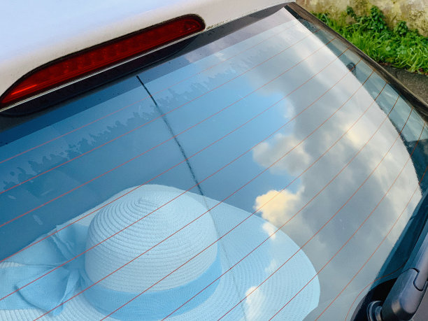 一顶帽子在车里图片下载