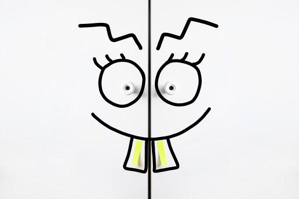 空白贴纸的便条，白色的抽屉把手，裁剪，微笑，标记，眼睛善良的女性两个门牙图片下载